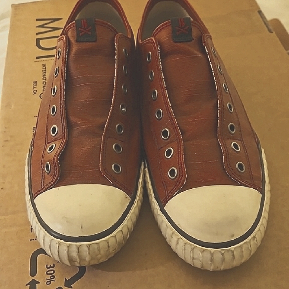 JOHN VARVATOS SNEAKER SIZE 8